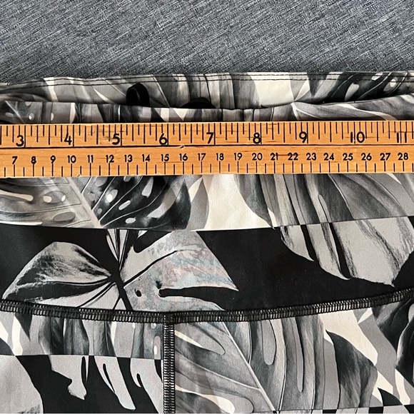 NIKE Leaf Print Leggings Yoga Pants Size Medium Like New - Picture 8 of 16